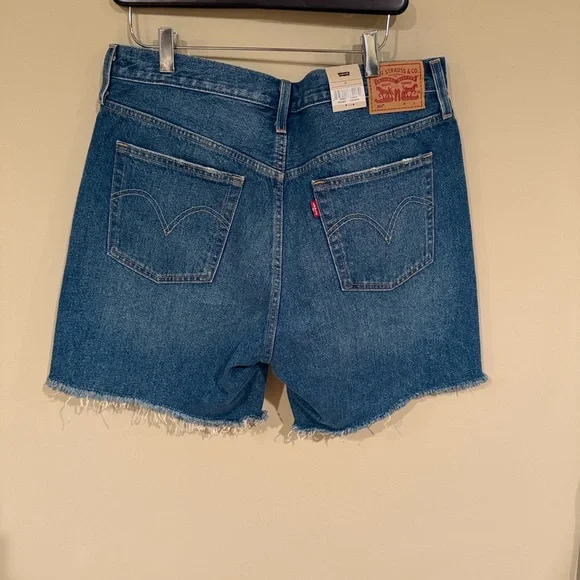 NWT Levi's Classic Blue Jean Shorts - Picture 2 of 6